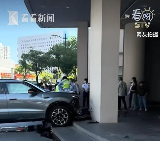 大众试驾车撞上酒店立柱瞬间视频流出 试驾操作不当引发关注