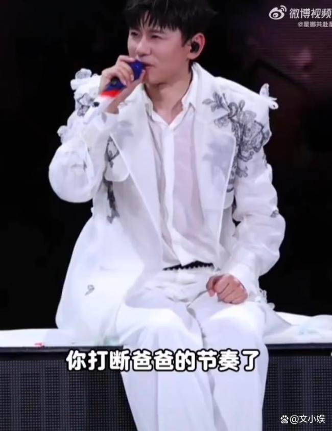 张杰让跳跳俏俏小咘芽安静一点 温馨互动成焦点