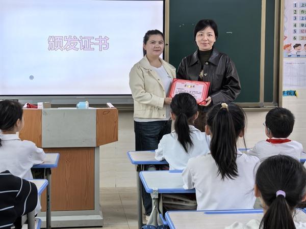 老师把“父母课堂”带进班级 家校共育促成长