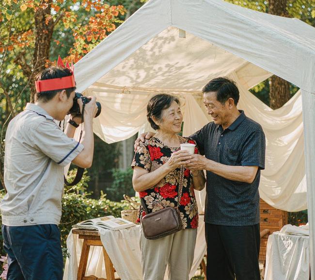 “但丁爷爷”在河南开封万岁山首秀 洋范儿互动引游客追捧