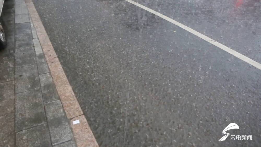 济宁邹城一汽车积水中熄火，山东这些地方降下暴雨，局地大暴雨
