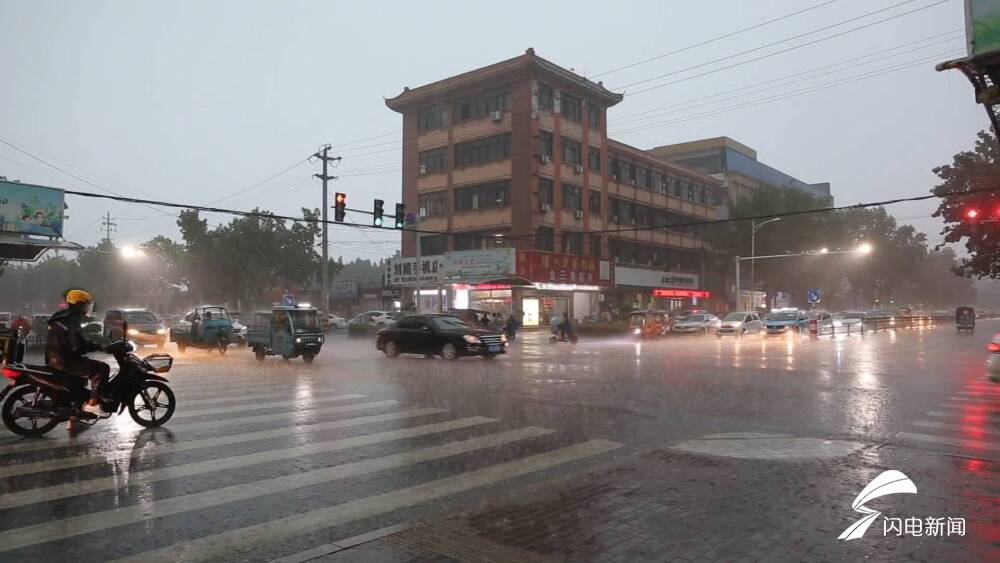 济宁邹城一汽车积水中熄火，山东这些地方降下暴雨，局地大暴雨