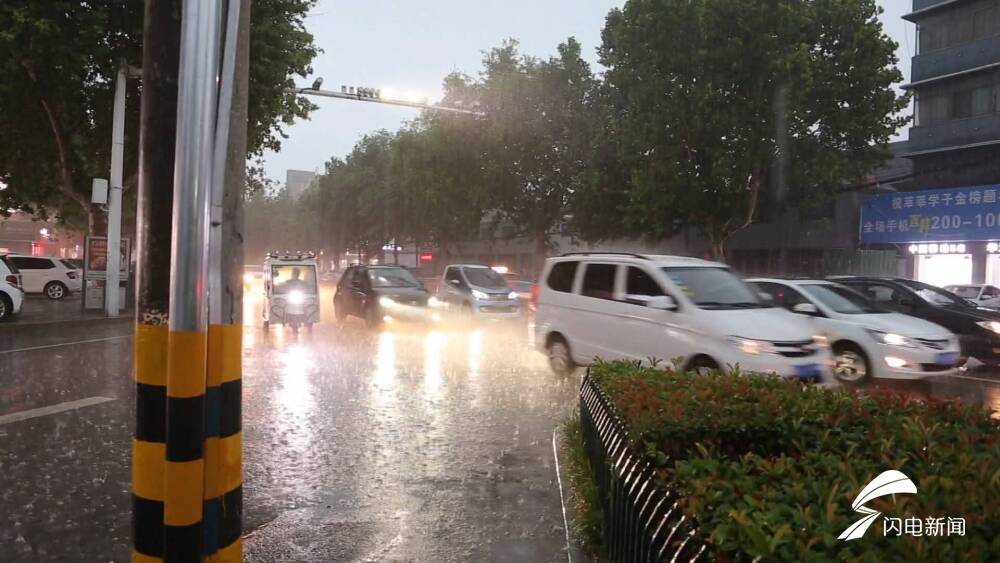 济宁邹城一汽车积水中熄火，山东这些地方降下暴雨，局地大暴雨