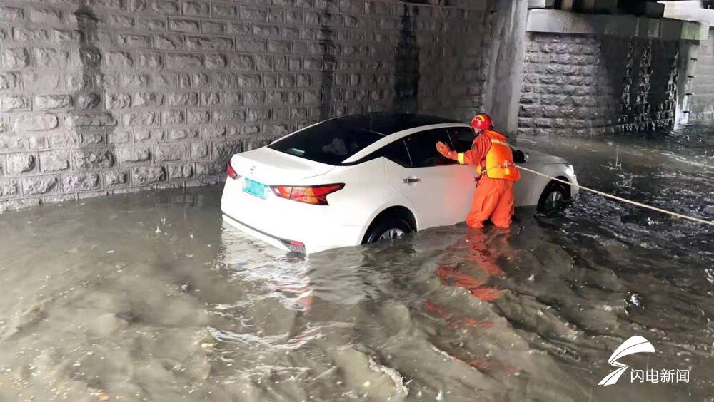 济宁邹城一汽车积水中熄火，山东这些地方降下暴雨，局地大暴雨