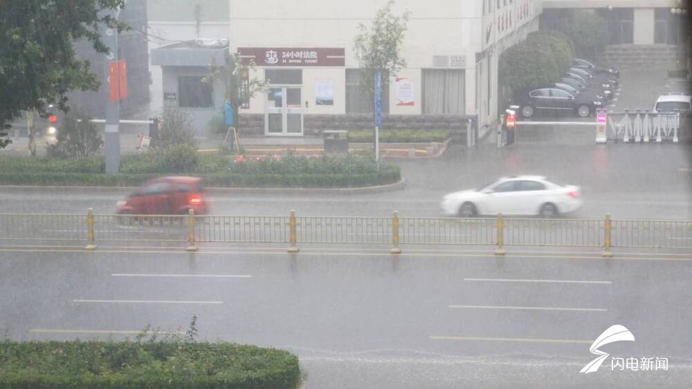 济宁邹城一汽车积水中熄火，山东这些地方降下暴雨，局地大暴雨