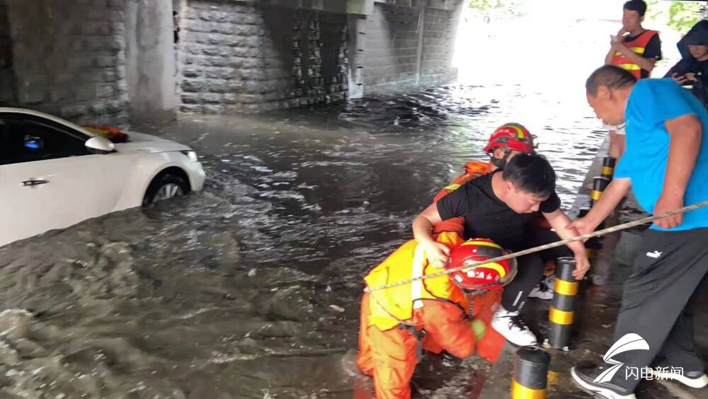 济宁邹城一汽车积水中熄火，山东这些地方降下暴雨，局地大暴雨