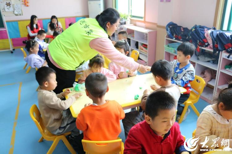 济宁高新区洸河街道黄庄社区开展“青春社区 伙伴计划”非遗文化体验活动