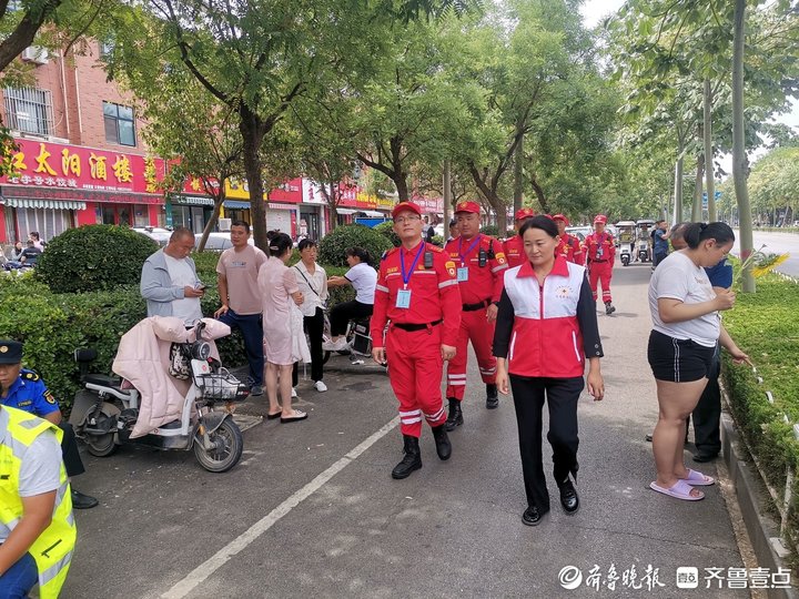 济宁志愿者用行动助力高考，免费提供矿泉水、防暑药